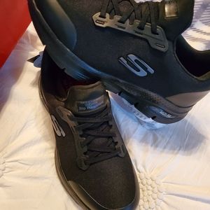 Skechers Slip Reaistant Work Women Size 8 Black New with box retail at store $89